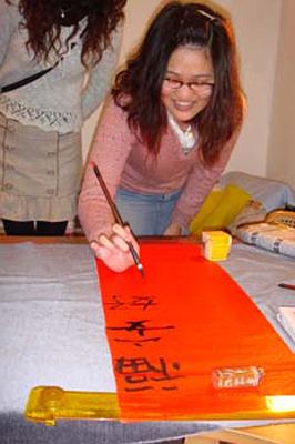 2009 (24).jpg - Jan 10, 2009 老師慶生會(大家一起寫春聯)